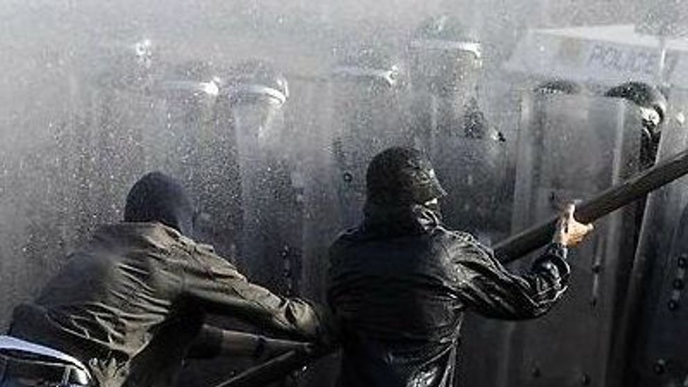 Imaginea zilei: Confruntari violente intre politie si demonstranti la Belfast