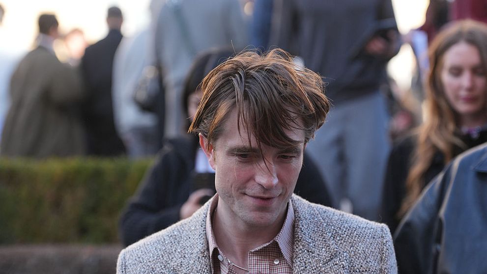 Chiar și cu părul răvășit și ținuta de pensionar, fanii îl adoră pe Robert Pattinson: „Vampirii nu îmbătrânesc”