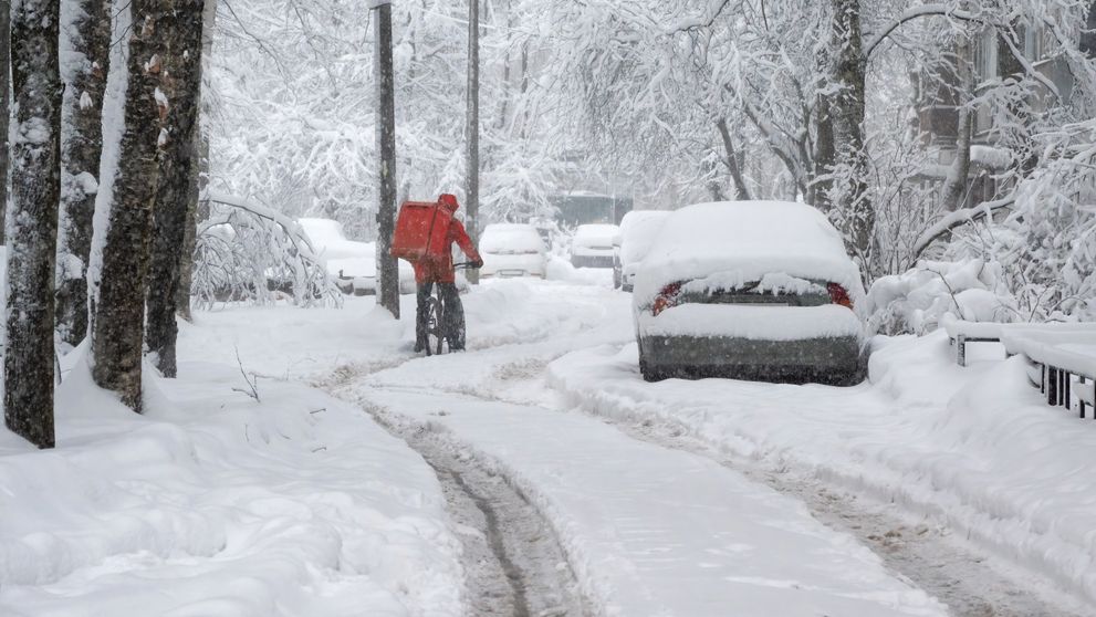 Până la ce oră va ninge în București. ANM anunță când se oprește viscolul și ce strat de zăpadă se va depune