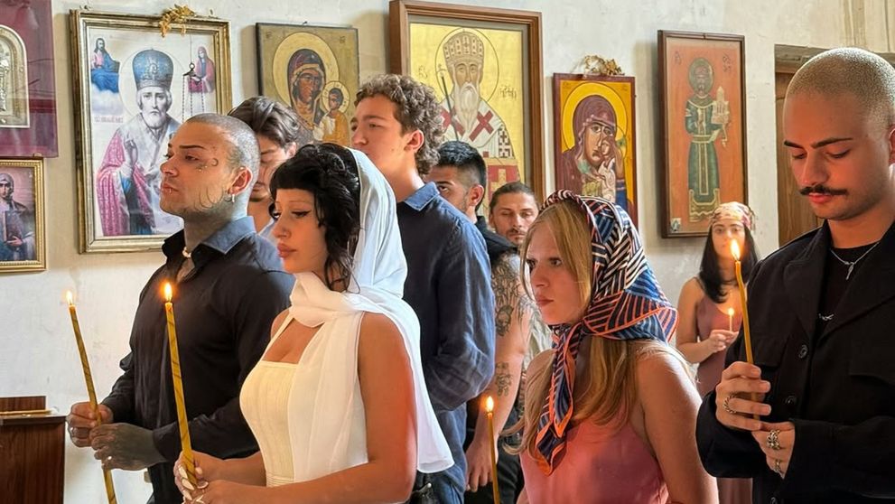 Nunta care a împărțit internetul în două: mirii tatuați și cu piercinguri au atras atenția. Nici invitații nu s-au lăsat mai prejos. Ce naționalitate au