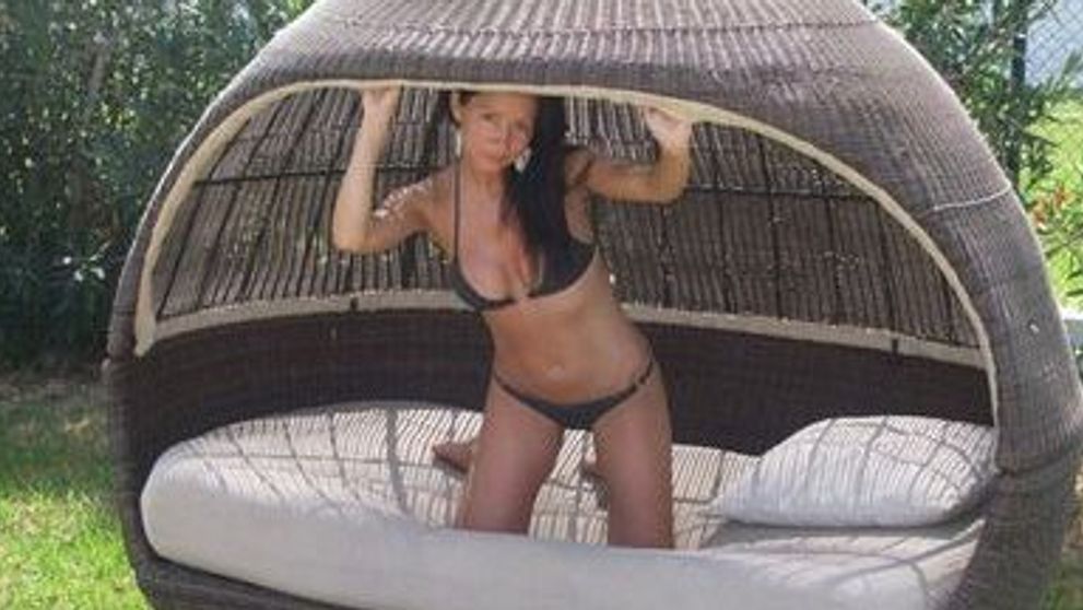 Mirela Motan, consiliera sexy a ministrului Ariton! Cum va face economia sa duduie :)