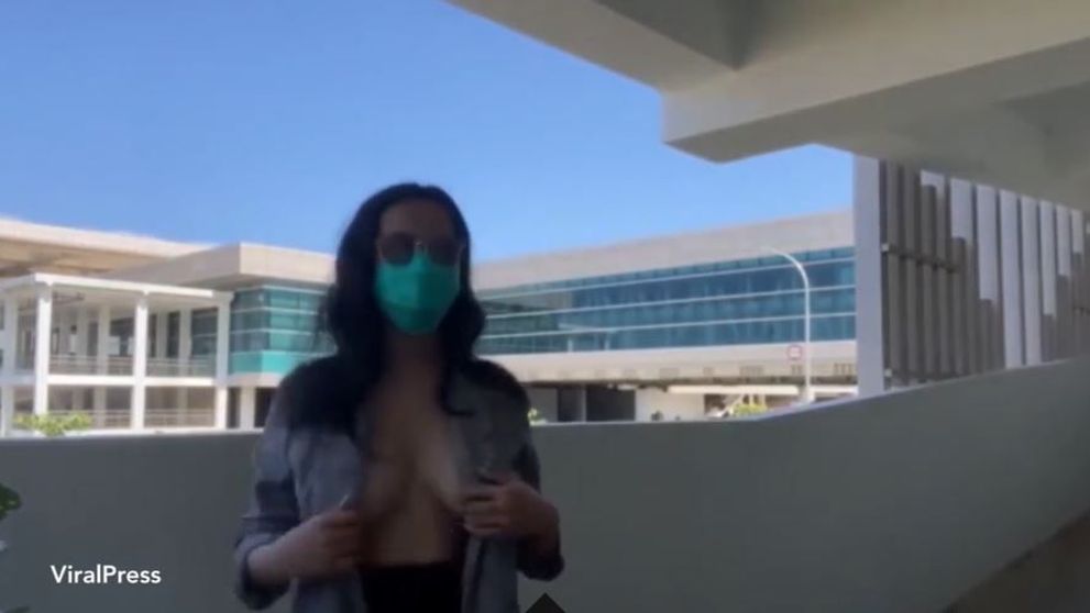 O femeie a ajuns în arest, după ce s-a filmat goală în aeroport