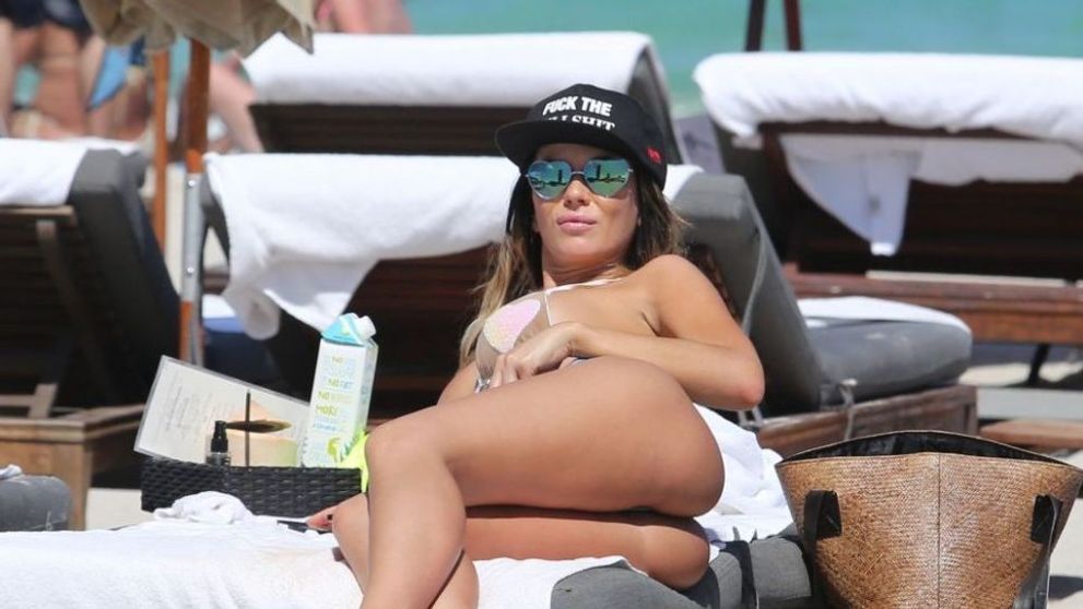 Ipostazele interzise minorilor. Cum a fost surprinsa Karina Jelinek pe o plaja din Miami