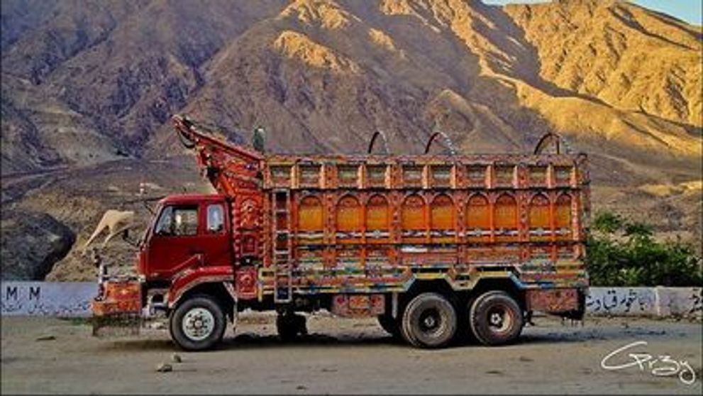 Arta in miscare! Uite cum isi decoreaza pakistanezii camioanele