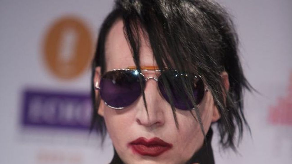 Marilyn Manson si-a luat fanii prin surprindere. Controversatul cantaret apare intr-o ipostaza neobisnuita: FOTO