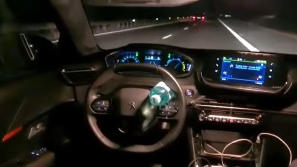 Un român a făcut live pe Facebook de pe bancheta din spate a mașinii, în timp ce la volan se afla... o sticlă de apă