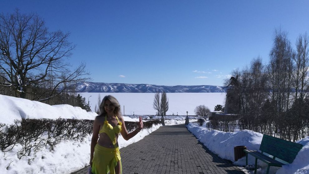 Această femeie poartă sandale și fuste scurte chiar și pe un ger cumplit. Care este secretul rezistenței sale