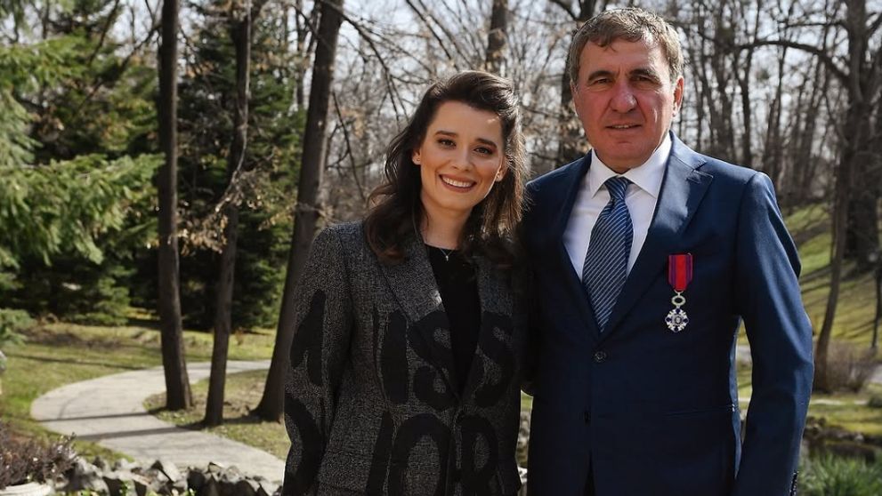 Bat clopotele de nuntă pentru Kira Hagi! Fiica lui Gheorghe Hagi se va căsători în scurt timp. Când va avea loc marele eveniment, la care vor participa aproximativ 1.000 de invitați: „Abia așteaptă să o vadă pe Kira în rochie de mireasă”