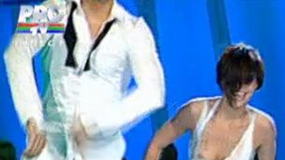 Andreea Popescu, ex-iubita lui Liviu Varciu, si-a aratat un san la “Dansez pentru tine” VIDEO si FOTO!
