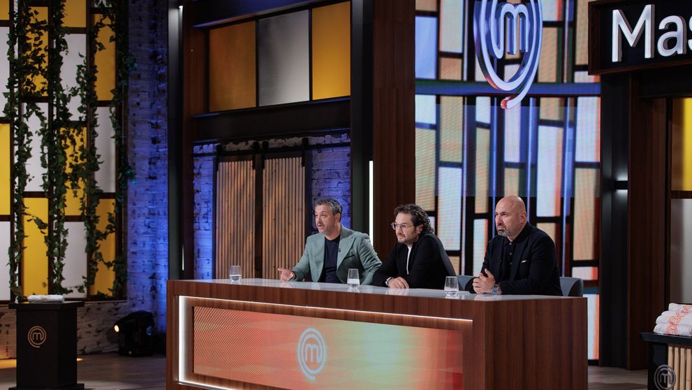 România se apucă, din nou, de gătit! În această seară începe MasterChef România, sezonul 10! Un inginer aerospațial încearcă să-i impresioneze pe chefi cu… o rețetă scrisă de AI