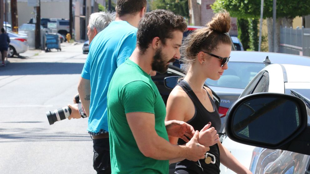 Shia LaBeouf și Mia Goth s-au despărțit în secret după 13 ani de relație. Vestea vine la scurt timp după ce starul din Transformers a fost implicat într-o altercație violentă și arestat în New Orleans