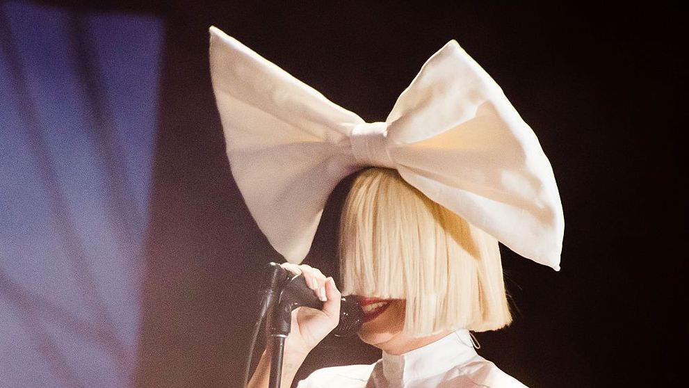 Sia, apariție rară pe covorul roșu, cu chipul descoperit