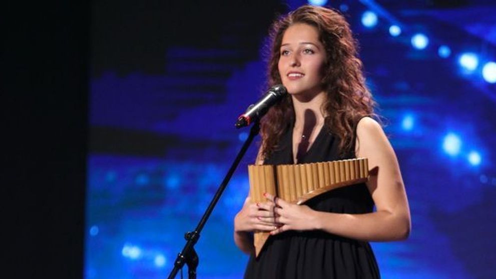 Cand numele tau este Dragoste, n-ai cum sa nu fii talentat! A cantat la nai o piesa indragita de milioane de oameni