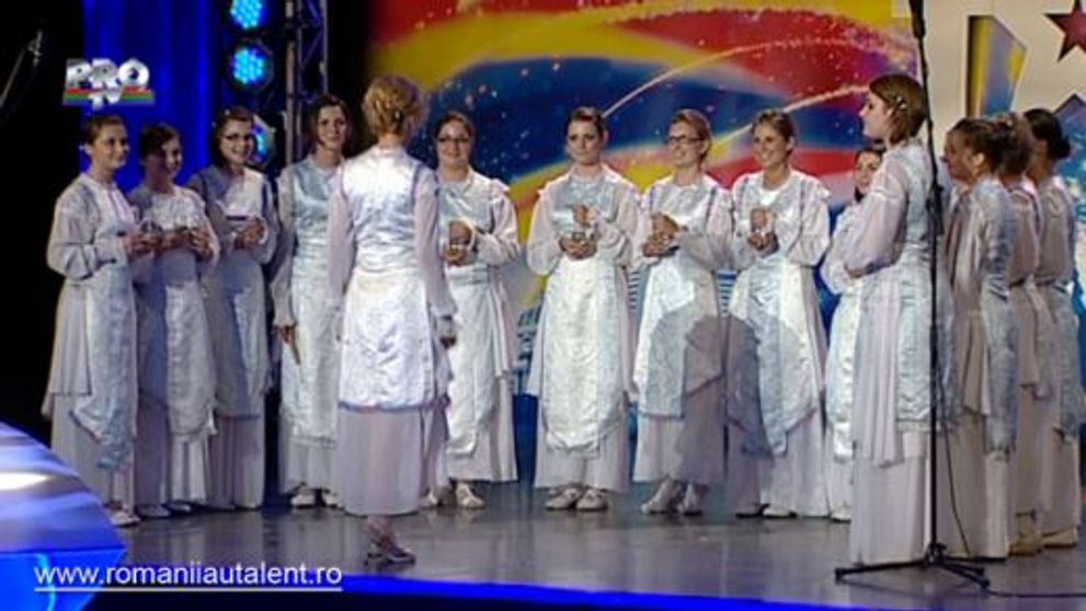 16 domnisoare de la corul Transylvania Voces au cantat despre “Maciuca lui Mihai”