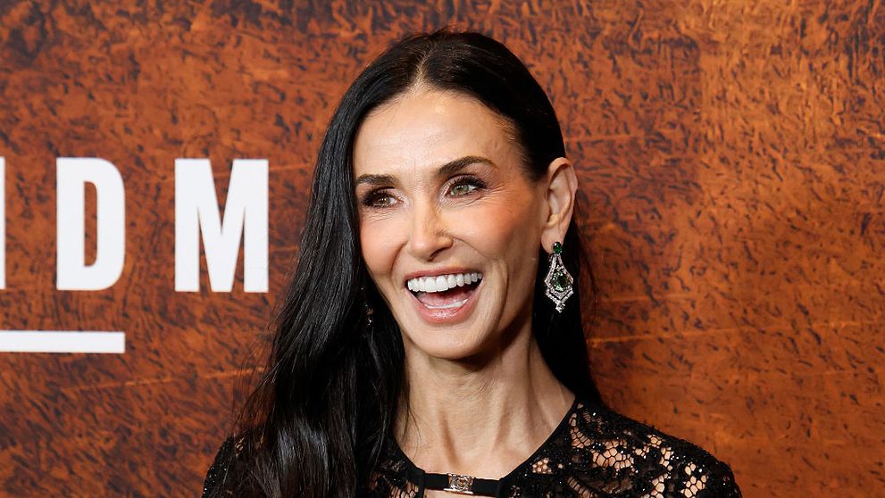 Chip de 63 de ani la Hollywood! Demi Moore și-a sărbătorit ziua de naștere pe covorul roșu, cu un look fabulous: pare cu 20 de ani mai tânără