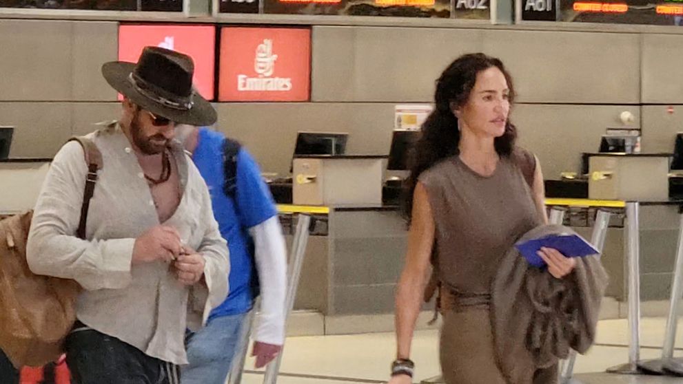 Au avut o relație presărată cu împăcări și despărțiri, însă acum fanii cred că Gerard Butler a făcut pasul cel mare. Cum l-au surprins paparazzi alături de iubita Morgan Brown în aeroport
