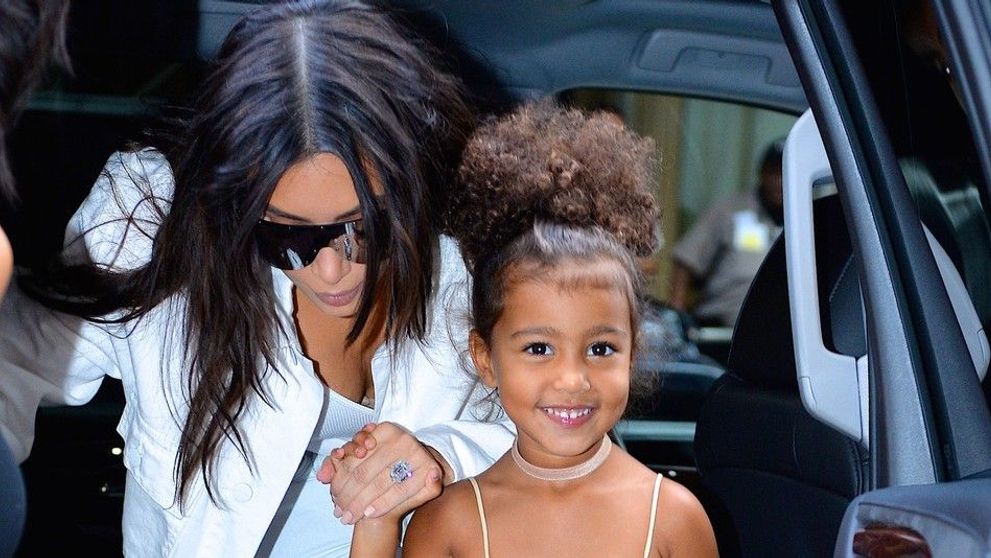 Starleta Kim Kardashian, criticata aspru de fani si presa pentru ce i-a facut fetitei ei. De ce i-a infuriat pe toti