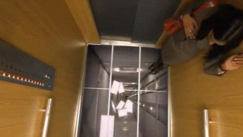 Ce farsa de cosmar! Oameni ingroziti se trezesc cu podeaua liftului desfacandu-se in bucati. VIDEO