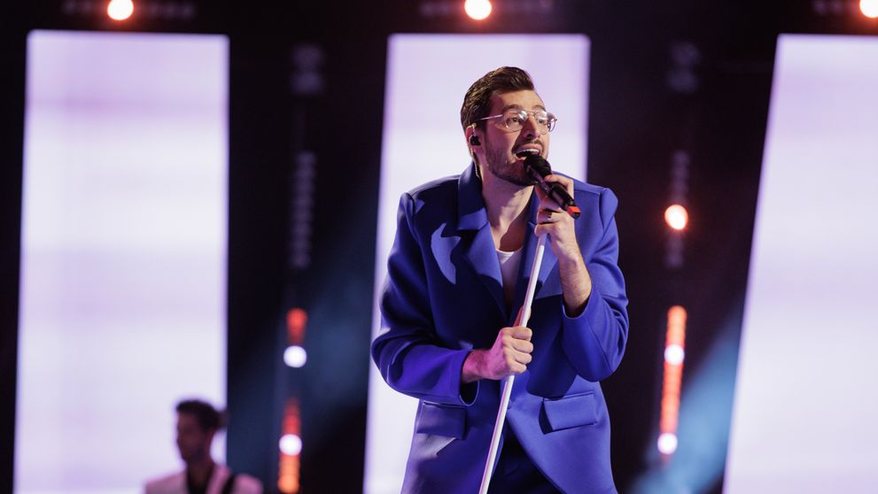 „Facem acest refren viral?”. Alex Maxim, finalist Vocea României 2023, lansează „N-ai știut”, piesa care arde, doare și vindecă