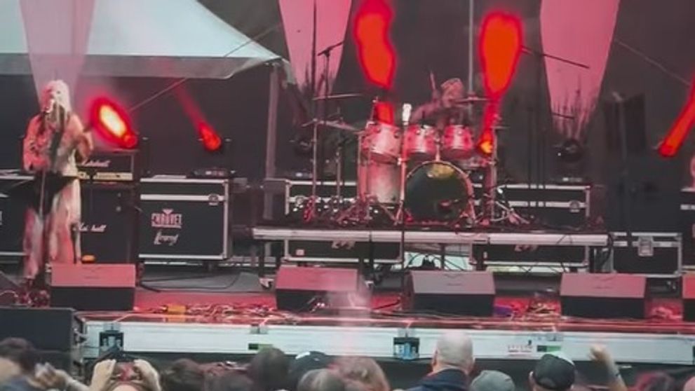 Cântărețele unei trupe norvegiene, acuzate de exhibiționism după momentul lor pe scena Festivalului Rockstadt de la Râșnov! Imaginile scandaloase