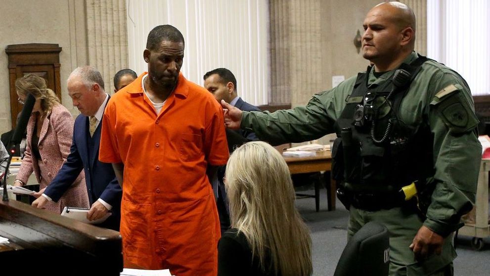 R. Kelly, acuzat că și-a abuzat „de sute de ori” fina minoră. Mărturiile cutremurătoare ale femeii