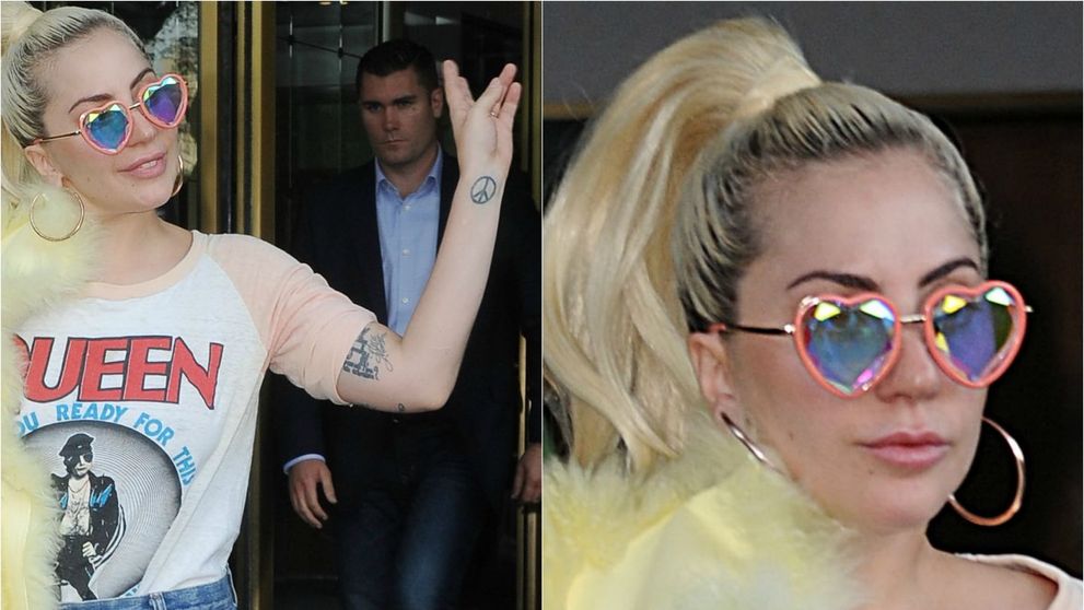 Pare o tinuta perfect normala, pana cand vezi ce poarta pe umar. Lady Gaga, aparitie bizara in New York