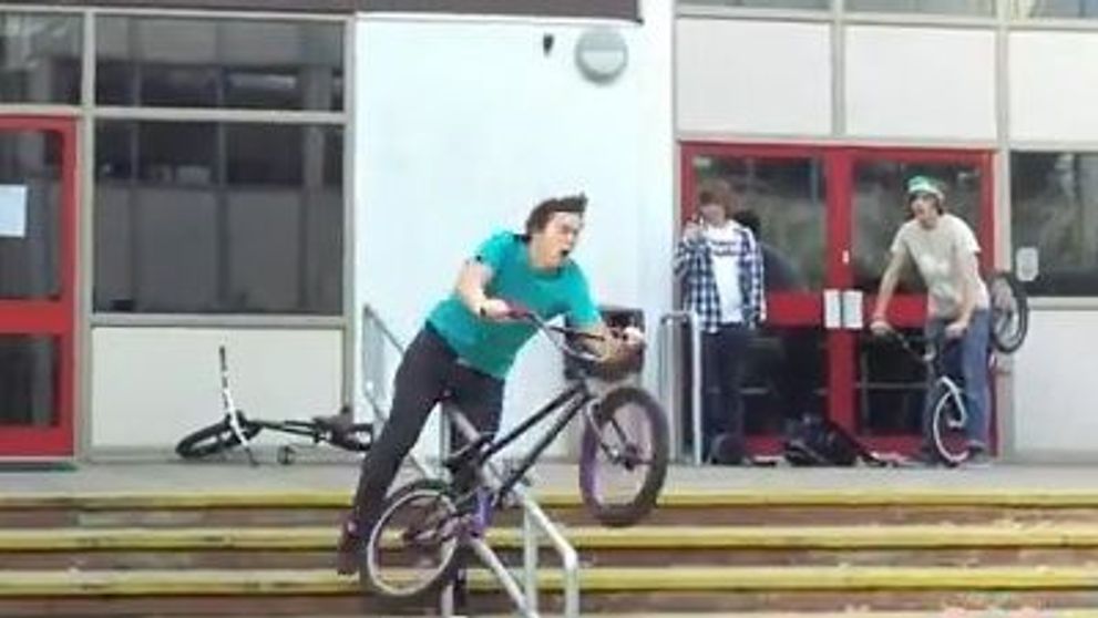 Ouch - Cele mai periculoase cazaturi de pe bicicleta! VIDEO