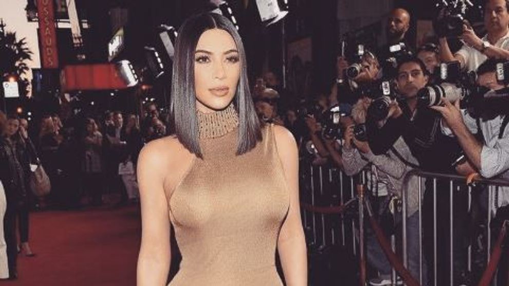 Rotunjimi perfecte in cel mai mulat costum posibil. Kim Kardashian, mai sexy ca J.Lo intr-o salopeta batuta in pietre