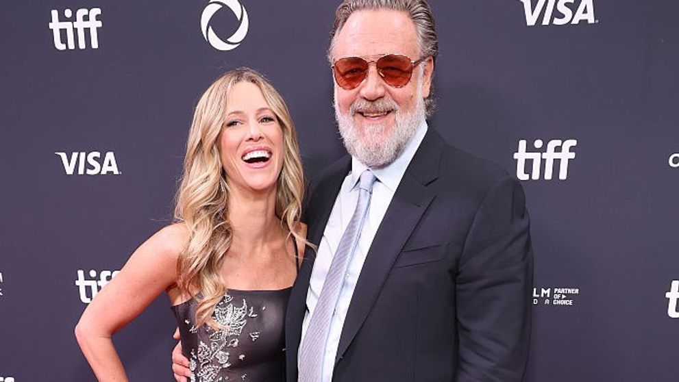 Russell Crowe, mândru și radiant la 61 de ani, apare în public alături de iubita cu 26 de ani mai tânără
