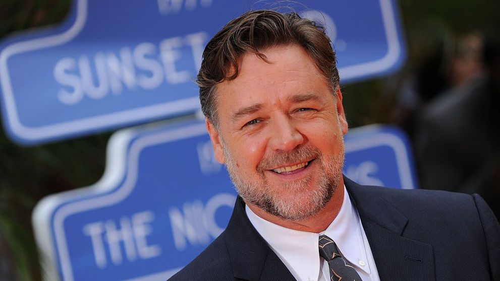 Russell Crowe are o iubită cu 28 de ani mai tânără. Cum au fost surprinși cei doi în public