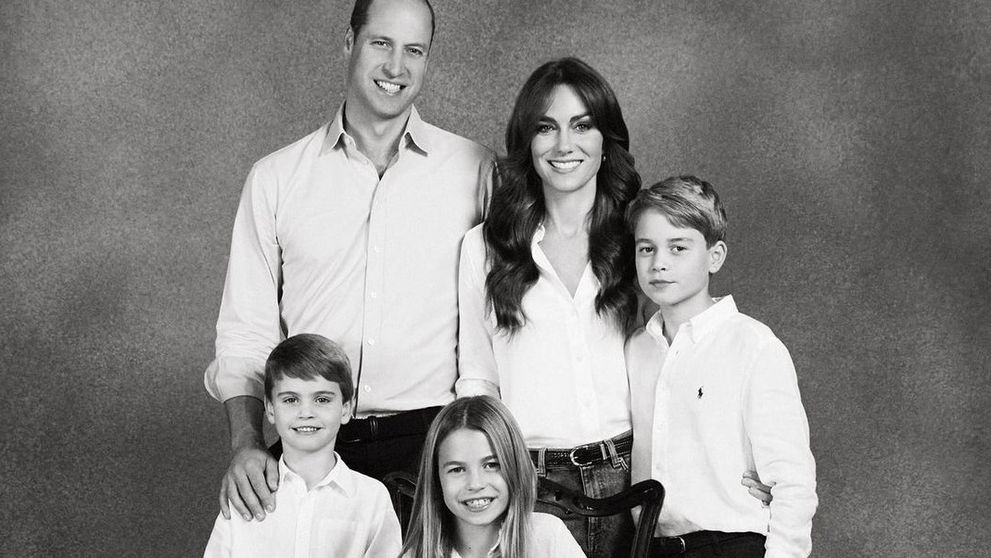 “Familia Adams”. Familia Regală, de râsul internetului. Fanii sunt convinși că au găsit eroare de Photoshop în portretul de Crăciun