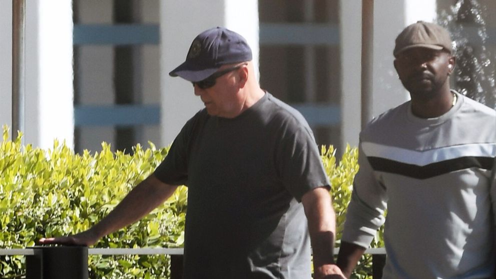 Bruce Willis, sprijinit de îngrijitorul său și zâmbind în timpul unei plimbări pe plajă în ciuda bolii care i-a schimbat radical viața