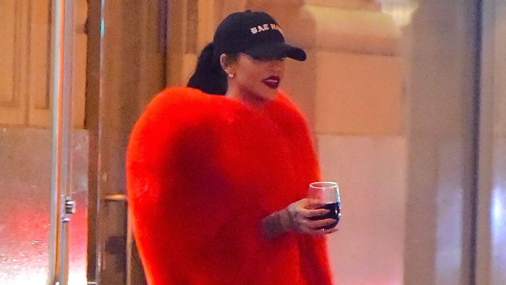 Aparitia cu care Rihanna a atras atentia trecatorilor. Toti s-au uitat la ea cand au vazut-o imbracata asa 