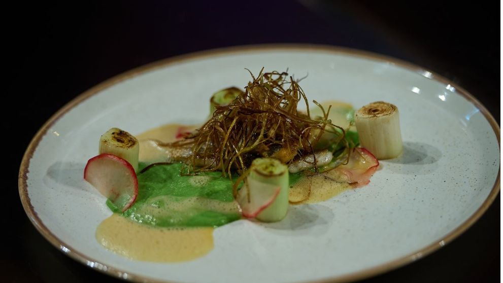 Andrei Klabacs, rețeta de la Masterchef: File de dorada cu piure de mazăre și sos de socată