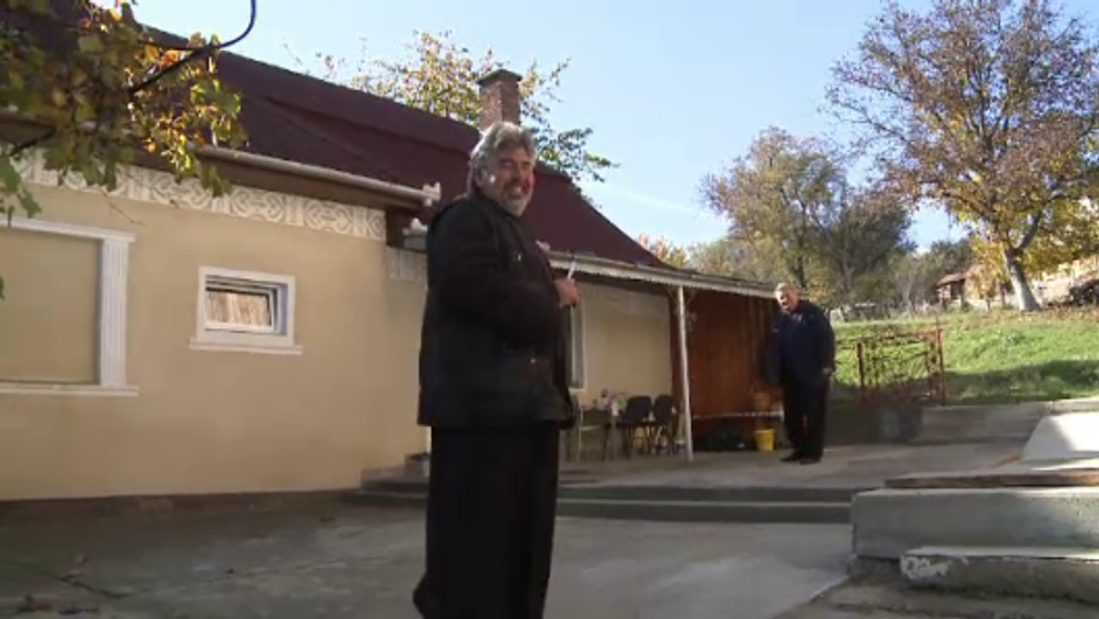Preotul care isi ajuta semenii nu doar prin rugaciune, ci si prin fapte. 