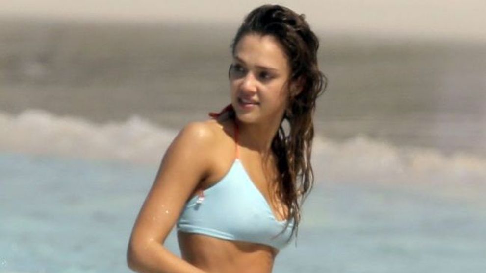 Greu de crezut ca asa poate arata o femeie care a nascut doi copii. Jessica Alba arata fabulos in bikini la plaja: FOTO