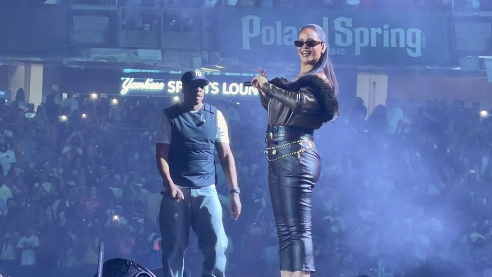 „Zici că e mătușa mea la karaoke!” Rihanna, critici dure după prestația bizară de la concertul lui Jay Z: de abia se mișcă pe scenă, iar  vocea e de nerecunoscut