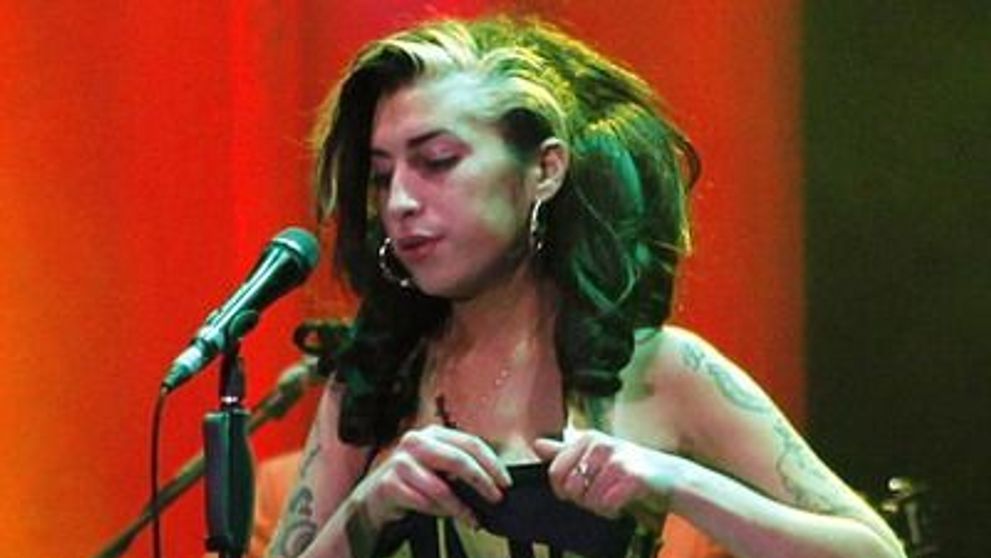 Amy Winehouse ar fi cumparat cocaina si heroina de 1.200 de lire cu cateva ORE inainte de a muri! <span style=