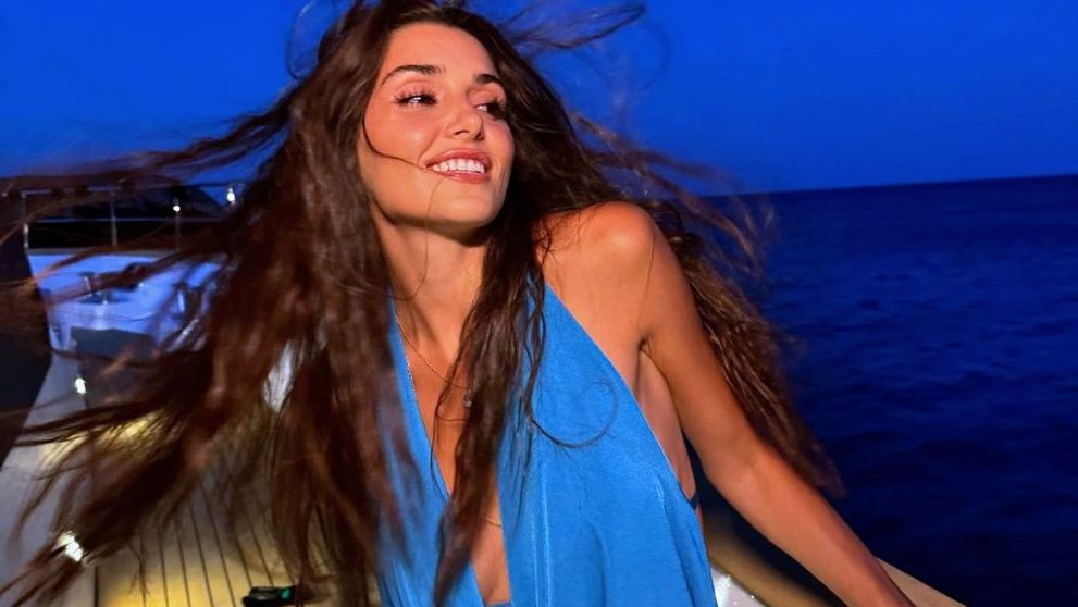 Hande Erçel nu a avut pace în Grecia decât pe iaht, în largul mării. Fanii au fost mereu pe urmele actriței care a făcut furori în serialul „Dragostea plutește în aer”, alături de Kerem Bürsin