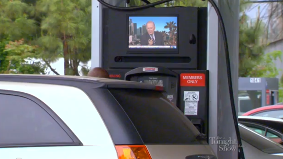 Farsa cu camera ascunsa de 7.000.000 de clickuri in cateva zile. Ce au facut doi tineri la o benzinarie: 