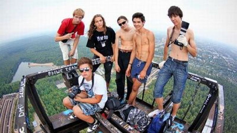 Fotografia, noul sport extrem! Un grup de tineri isi risca viata pentru cateva poze