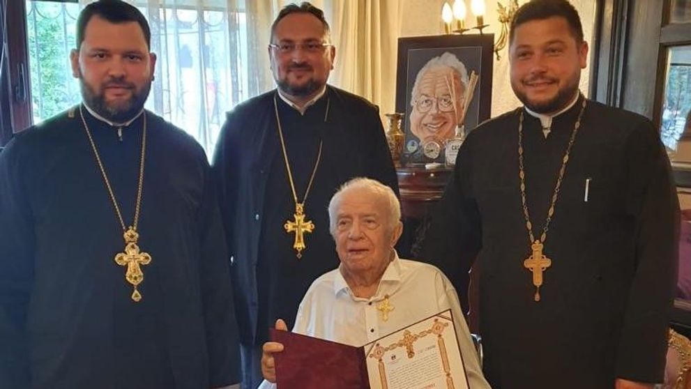 Alexandru Arșinel, decorat cu Ordinul „Crucea Bucovinei”. Actorul a primit distincția în scaun cu rotile FOTO