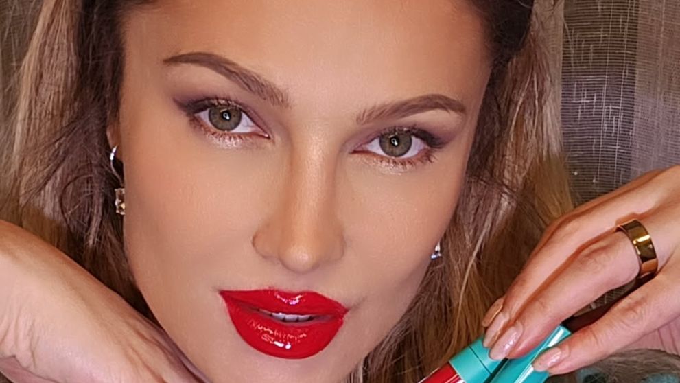 Lora s-a lansat în afaceri! Cât costă un ruj de la brandul ei de make-up