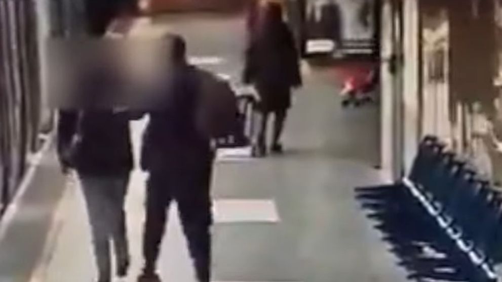 Momentul terifiant în care un tânăr de 22 de ani este înjunghiat la metrou, chiar sub privirile călătorilor! În ce stare se află acum