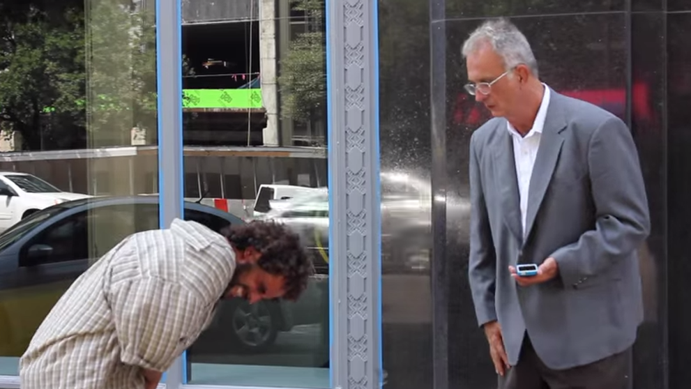 A rugat un om fara adapost sa il ajute. Un experiment social care ne demonstreaza ce se intampla in realitate