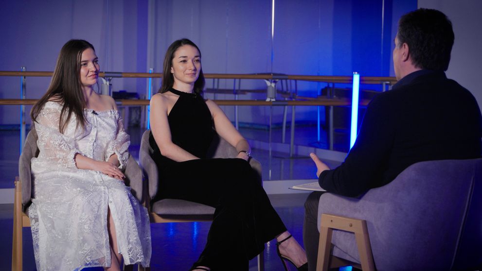 “Balerinii nu mănâncă niciodată” și alte mituri false despre balet. Interviu cu Alice și Marina Minoiu, două foste balerine de top