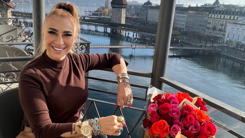 Anamaria Prodan, petrecere extravagantă la 52 de ani. Culoarea tortului a atras toate privirile, invitații au fost uimiți