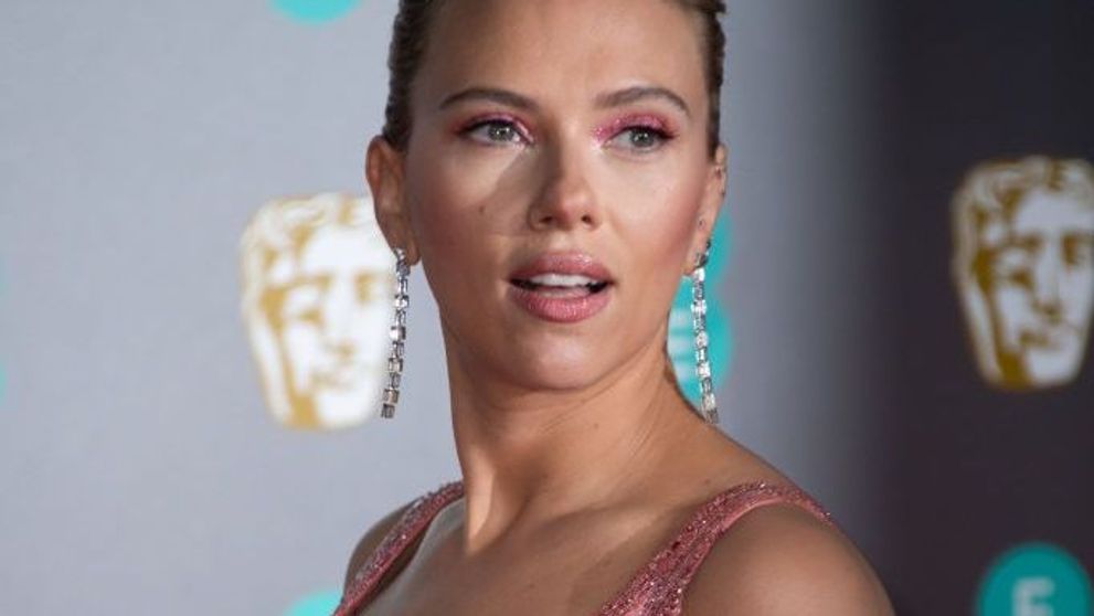 Scarlett Johansson, accident vestimentar în fața paparazzilor. Ce au surprins camerele foto