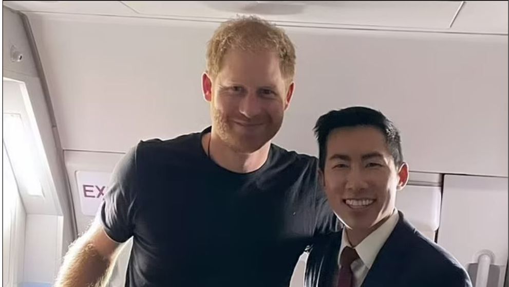Ce cadou i-a făcut Prințul Harry unui însoțitor de zbor care a fost drăguț cu el