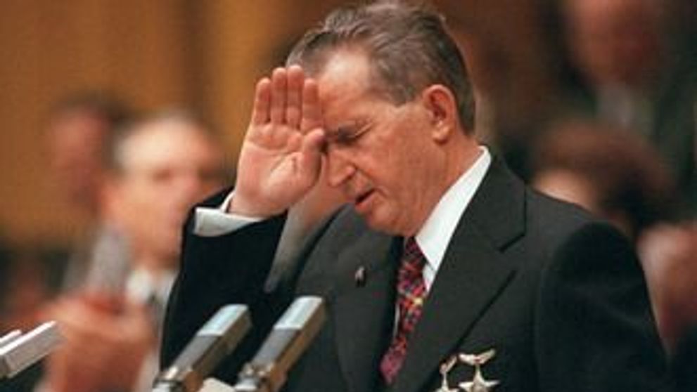 Sotii Ceausescu, dezgropati si ingropati la loc. Hainele erau gaurite VIDEO
